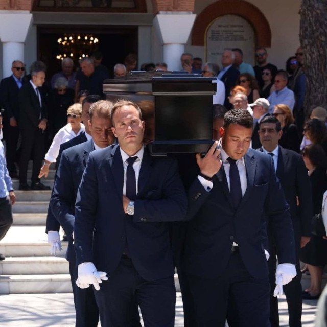 Θλίψη και οδύνη στην κηδεία του Γιώργου Σουφλιά: Παρών ο πρωθυπουργός, πολιτικοί και πλήθος κόσμου