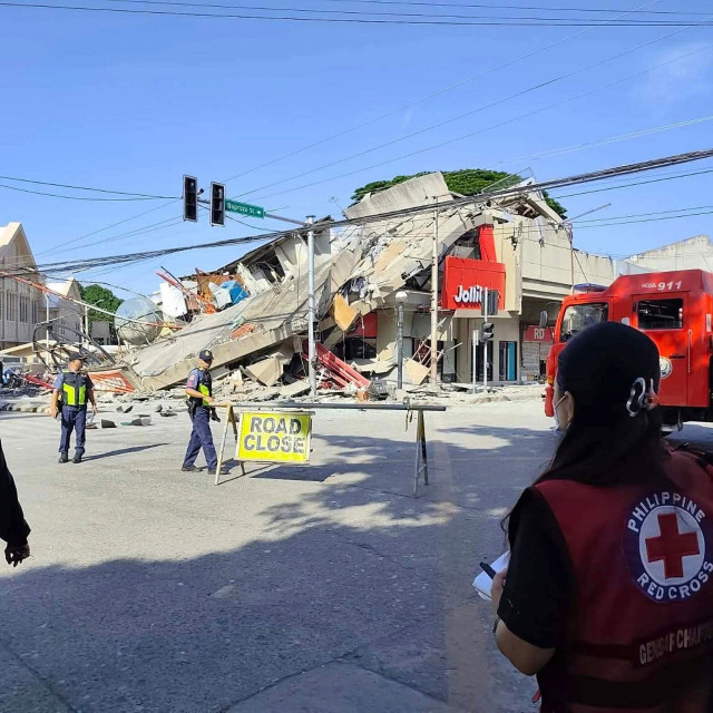Στους 32 οι νεκροί από τον σεισμό 7,8 Ρίχτερ στις Φιλιππίνες: Περισσότεροι από 200 οι τραυματίες