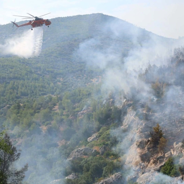 Φωτιά τώρα στο Λουτράκι Κορινθίας – Δίπλα στη λίμνη Βουλιαγμένης