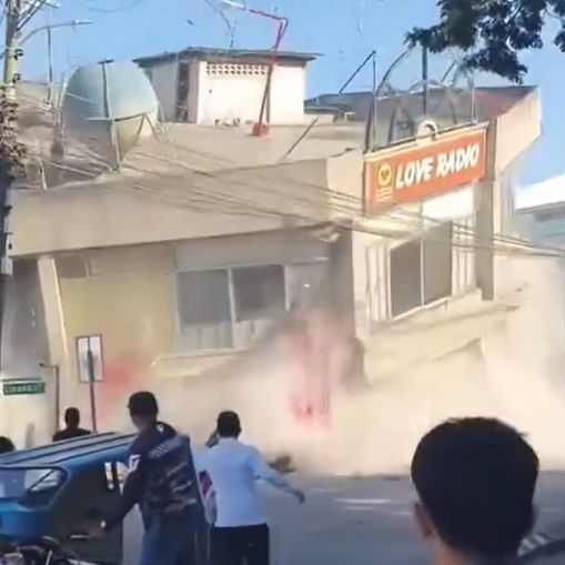 Φιλιππίνες: Η στιγμή που ο σεισμός 7,8 Ρίχτερ έπληξε την πόλη Τζένεραλ Σάντος, γκρεμίζοντας κτήρια