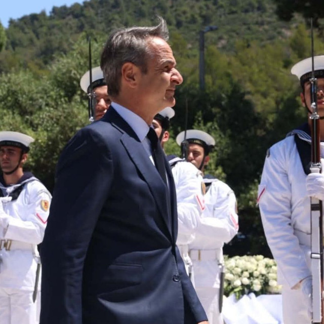 Αυτή την ώρα η κηδεία του Γιώργου Σουφλιά: Παρών ο πρωθυπουργός, πολιτικοί και πλήθος κόσμου
