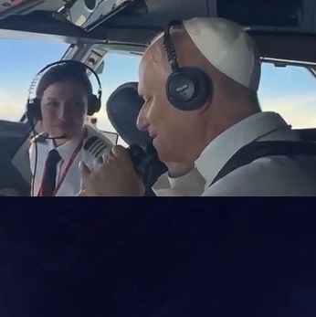 Ο Πάπας στο πιλοτήριο Airbus A320 χαιρετάει τους πιλότους των μαχητικών που τον συνοδεύουν