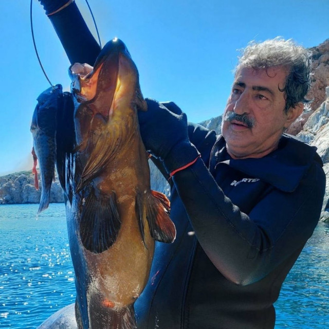 Ο Παύλος Πολάκης πόσταρε τον ροφό των 13,5 κιλών και σε ομάδα ψαροντουφεκάδων - «Το μεγαλύτερό μου»