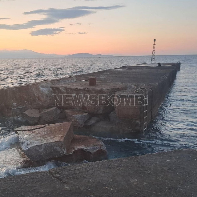 Ραφήνα: Πλοίο γεμάτο με επιβάτες κι οχήματα προσέκρουσε στον λιμενοβραχίονα - Τον έκοψε στα δύο