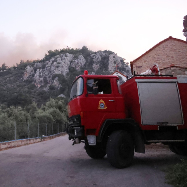 Φωτιά τώρα στα Πεύκα Θεσσαλονίκης, κοντά στο Φίλυρο: Επιχειρούν και εναέρια μέσα, SMS απο το 112