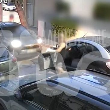 Εξοργιστικό βίντεο: Χτύπησε γυναίκα οδηγό στο Ίλιον για μια προτεραιότητα