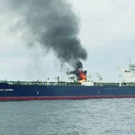 Συναγερμός στα ανοικτά της Υεμένης: Φορτηγό πλοίο ανταλλάσσει πυρά με ένοπλους σε μικρό σκάφος