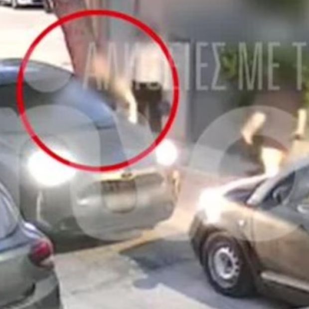 Σε ψυχιατρείο ο άνδρας που γρονθοκόπησε γυναίκα για την προτεραιότητα μπροστά στο παιδί της