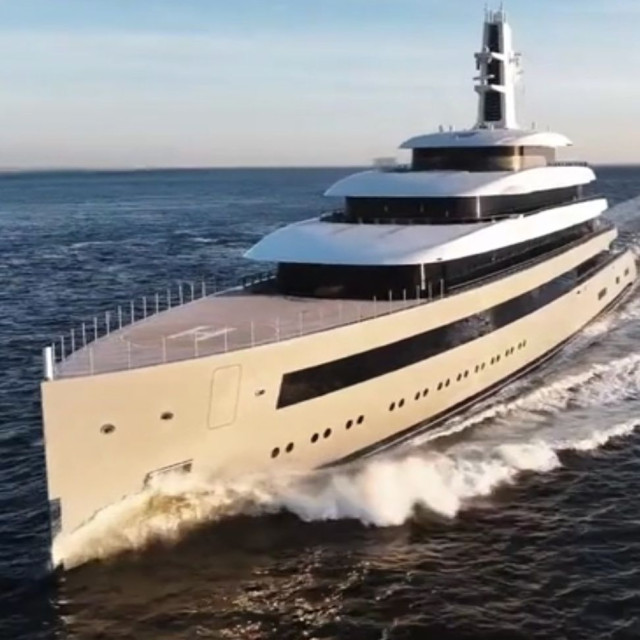 Ένα «πλωτό παλάτι» στη Μύκονο - Το superyacht του ιδρυτή του WhatsApp «μαγνητίζει» τα βλέμματα