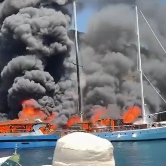 Συναγερμός στους Παξούς: Σκάφη τυλίχθηκαν στις φλόγες στο λιμάνι