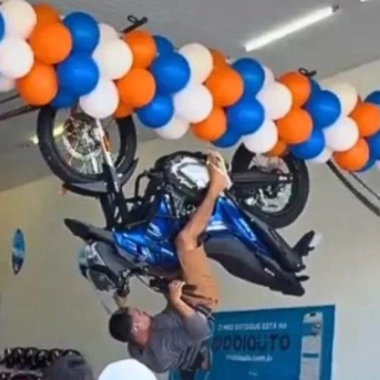 Κατάστημα μοτοσικλετών χαρίζει μηχανή σε όποιον αντέξει 10 λεπτά ανάποδα