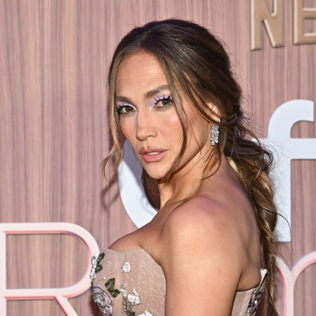 Jennifer Lopez: Έδωσε χρήματα σε άστεγο και του έφτιαξε τη μέρα - Βίντεο