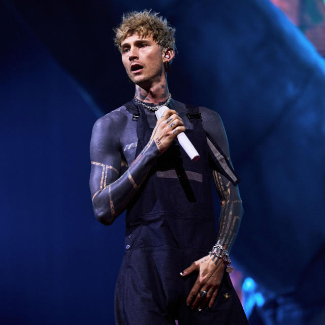 Ο Machine Gun Kelly περιγράφει πώς ένα τατουάζ του προκάλεσε προβλήματα υγείας