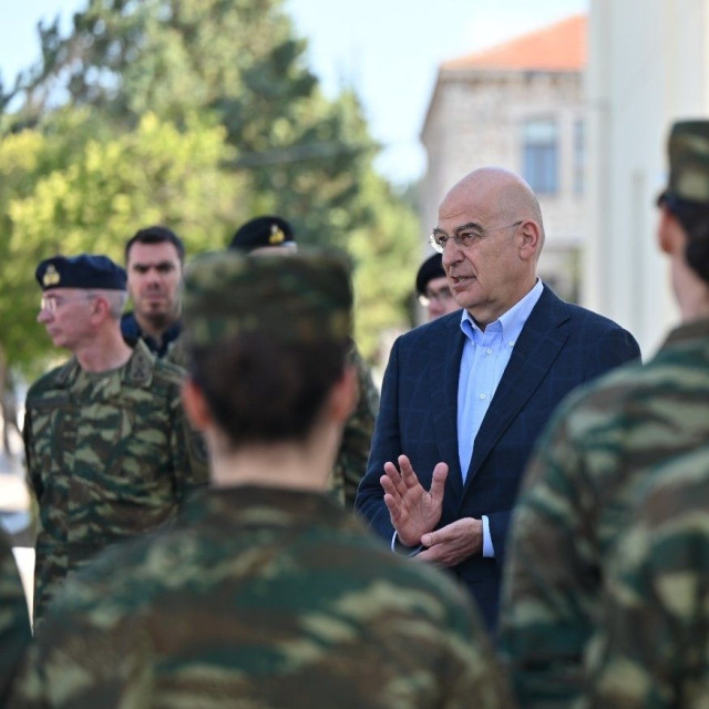 Στη Λαμία ο Δένδιας: Συνάντησε τις πρώτες γυναίκες που κατατάχθηκαν εθελοντικά στον Στρατό Ξηράς