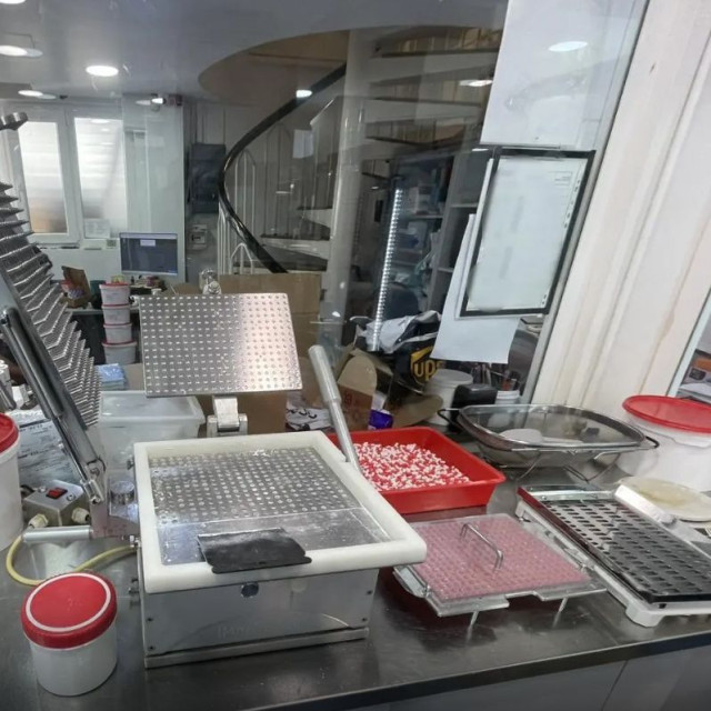 Χαλάνδρι: Εργαστήριο αναβολικών μέσα σε φαρμακείο - Πάνω από 1 εκατ. ευρώ το κέρδος του κυκλώματος