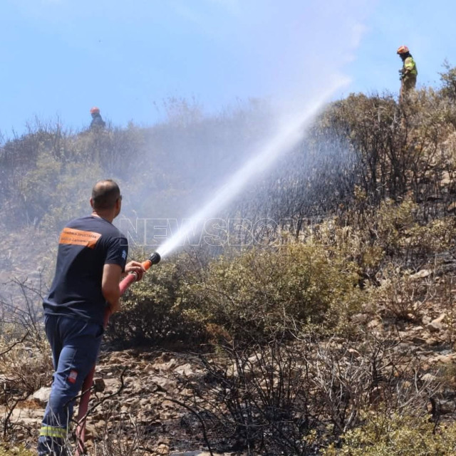Υπό έλεγχο η φωτιά στην Πλάκα Λαυρεωτικής - Ξεκίνησε κοντά σε πυλώνα της ΔΕΗ