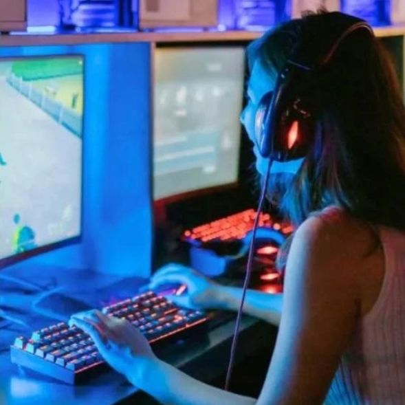 Αγόρασε στην κοπέλα του gaming PC 3.000 ευρώ: Την επόμενη μέρα του ζήτησε να χωρίσουν