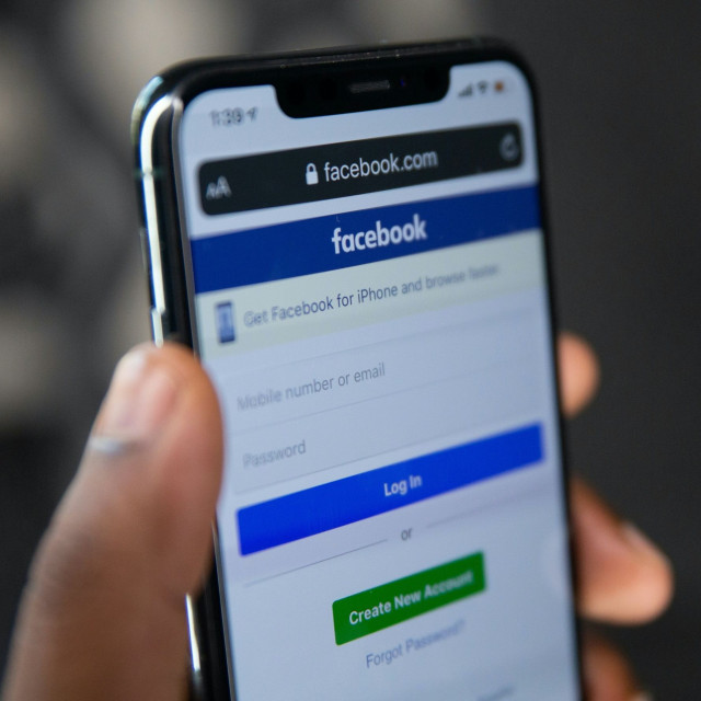 «Έπεσαν» Facebook και Messenger - Προβλήματα και στο Instagram