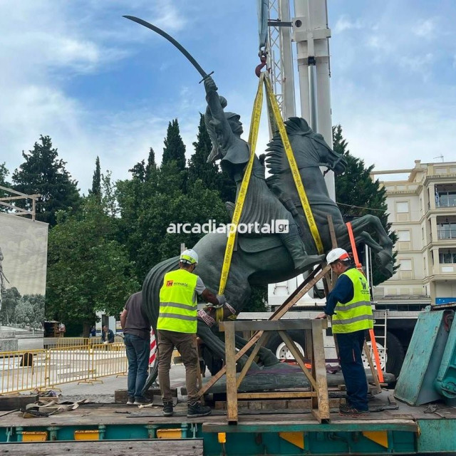 Τρίπολη: Επέστρεψε στην πλατεία Άρεως ο ανδριάντας του Θεόδωρου Κολοκοτρώνη