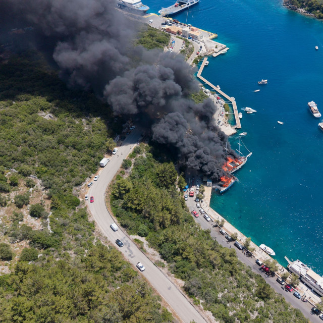 Παξοί: Συνελήφθη πλοίαρχος για τη φωτιά δύο τουριστικών σκαφών - Προκλήθηκε θαλάσσια ρύπανση