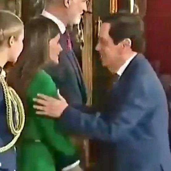 Ισπανία - Βασίλισσα Λετίθια: Πρέσβης προσπάθησε να την φιλήσει παραβιάζοντας το πρωτόκολλο
