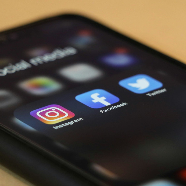 Χωρίς Facebook, Messenger και Instagram όλος ο πλανήτης - Πού μπορεί να οφείλονται τα προβλήματα
