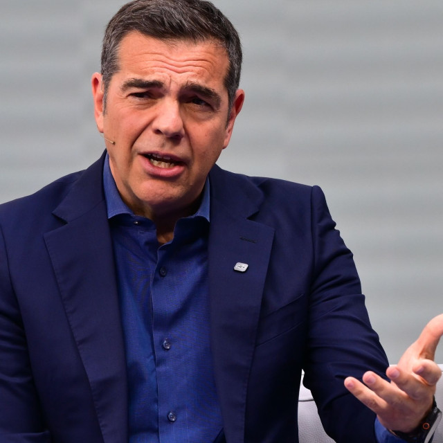 Απάντηση Τσίπρα σε Μητσοτάκη για το... δίπλωμα: «Ούτε πατίνι δεν θα έπρεπε να οδηγεί»