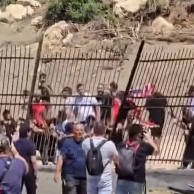 Αλβανία: Διαδηλωτές γκρεμίζουν φράχτες εργοταξίων - Οργή για το τουριστικό σχέδιο του γαμπρού  Τραμπ