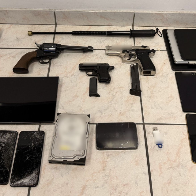Όπλα, τέιζερ και φυσίγγια εντοπίστηκαν σε οικία στη Νίκαια-Συνελήφθη 66χρονος