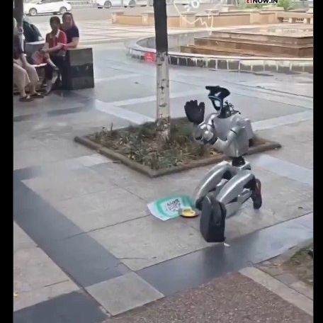 Viral βίντεο: Ρομπότ ζητιανεύει γονατιστό για χρήματα στην Κίνα - Διαθέτει και κωδικό QR για δωρεές