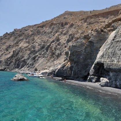 Άσπες: Η «μαύρη» παραλία των Αστερουσίων Κρήτης που μοιάζει βγαλμένη από κινηματογραφικό σκηνικό