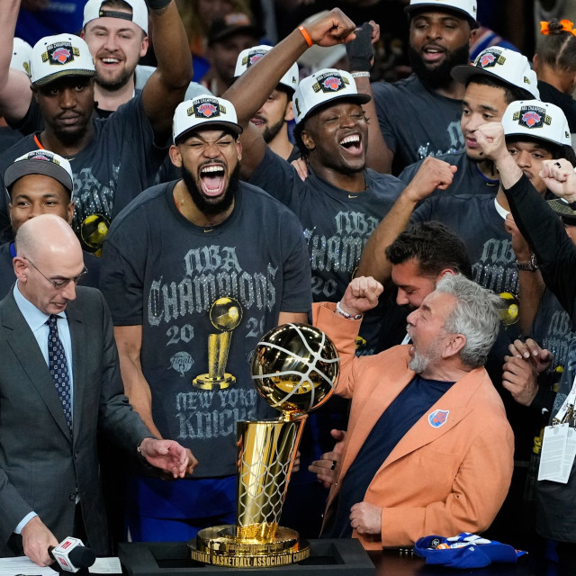 NBA Finals: Η απονομή του τροπαίου στους Νικς μετά το πρώτο τους πρωτάθλημα από το 1973!