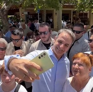 Μήνυμα Μητσοτάκη με… μαντίλι: «Την ιδρώνουμε την φανέλα - Θα κερδίσουμε τρίτη φορά τις εκλογές»