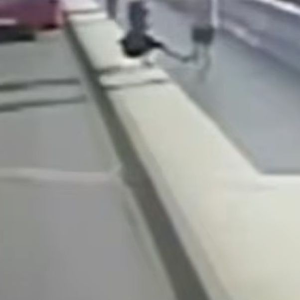 Βρετανία: Σύλληψη 44χρονου οκτώ χρόνια αφού έσπρωξε γυναίκα μπροστά σε λεωφορείο