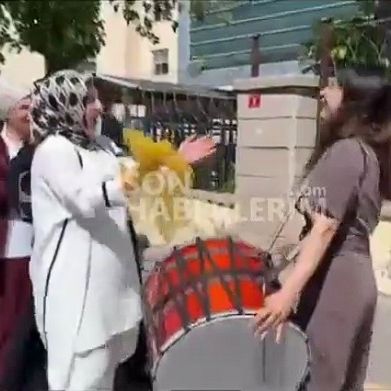 Τουρκάλα γλέντησε με νταούλια και χορούς το διαζύγιο μετά από 24 χρόνια γάμου, έξω από τα δικαστήρια