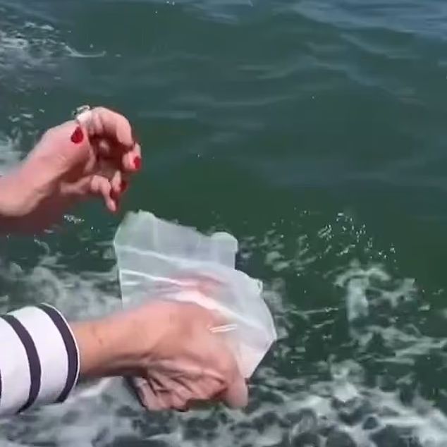Τουρίστρια προκαλεί οργή «σκορπίζοντας τις στάχτες αγαπημένου προσώπου» στα νερά της Βενετίας