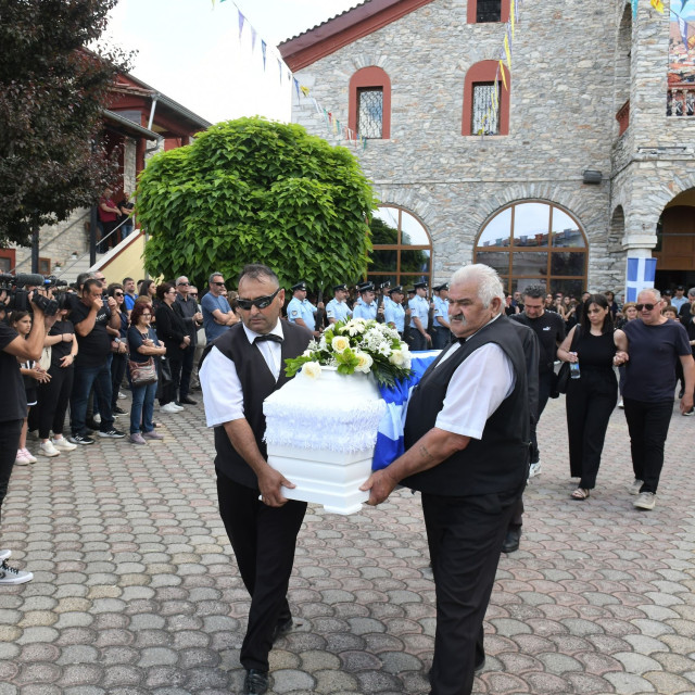 Δράμα: Σε κλίμα οδύνης η κηδεία της Αντιγόνης που σκότωσε με 7 μαχαιριές ο σύζυγός της