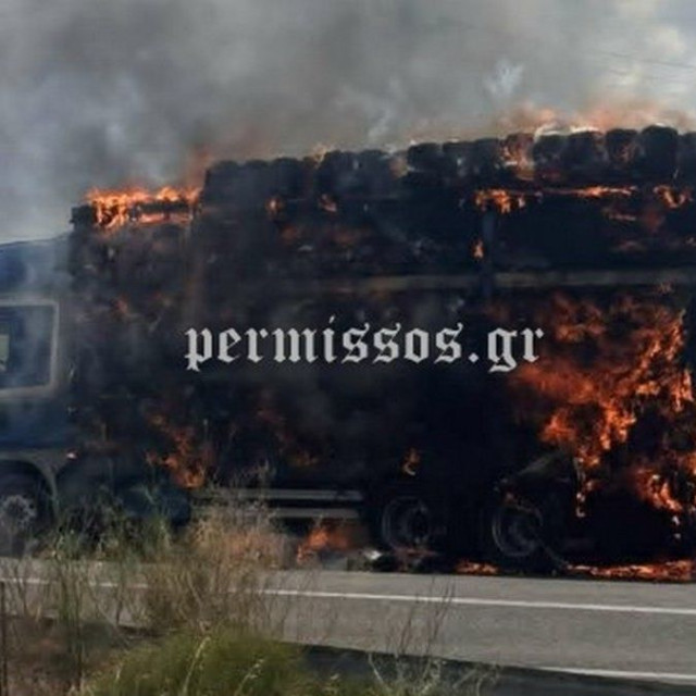 Φορτηγό με άχυρα τυλίχθηκε στις φλόγες στην εθνική οδό Θήβας - Λιβαδειάς