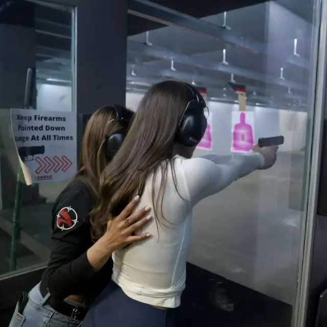 Μία ώρα πιλάτες, δύο ώρες σκοποβολή: Η νέα τάση που «σαρώνει» στον γυναικείο πληθυσμό των ΗΠΑ