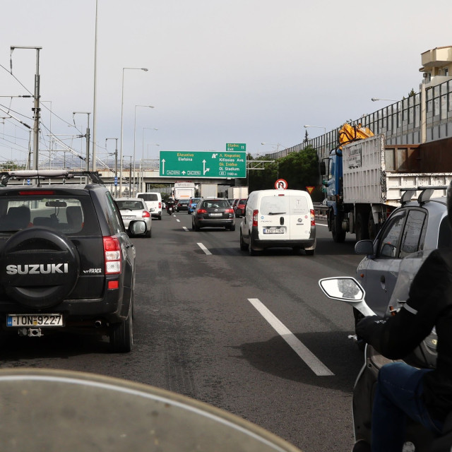 Αττική οδός: Ανατροπή φορτηγού στην Παιανία - Η Πυροσβεστική απεγκλώβισε τον οδηγό