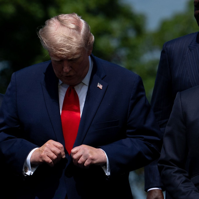 G7: Νέα «επίθεση» φιλίας των Ευρωπαίων στον Τραμπ – Η ποδοσφαιρική φανέλα και η πρόσκληση