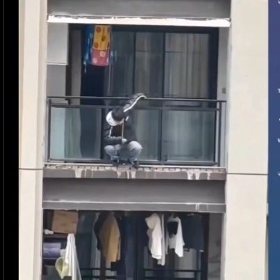 Σκληρά πλάνα: Τελευταίο τσιγάρο πριν τη βουτιά στο κενό