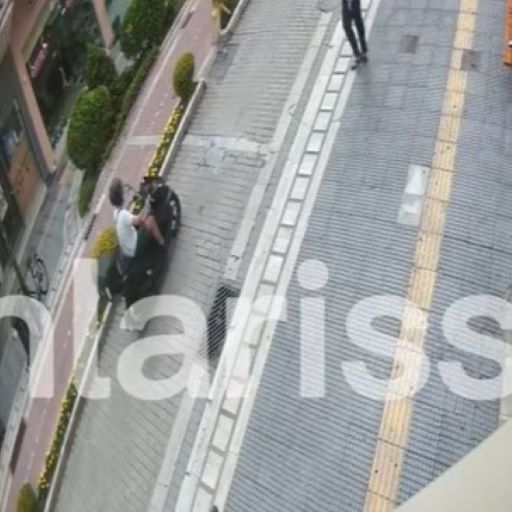 Λάρισα: Βίντεο με τη στιγμή που ένα μηχανάκι παρασύρει και τραυματίζει παιδί