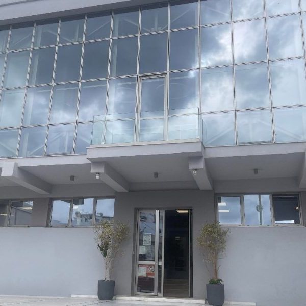 Ποινή σε 48χρονο Ρεθυμνιώτη που έκανε το γραφείο του Δημάρχου «γυαλιά-καρφιά»