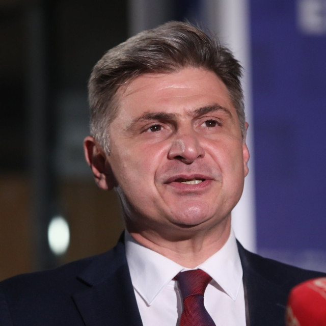 Φαραντούρης για μεταλλαγμένα τρόφιμα: «Με ευθύνη της κυβέρνησης δεν θα ξέρουμε τι τρώμε»