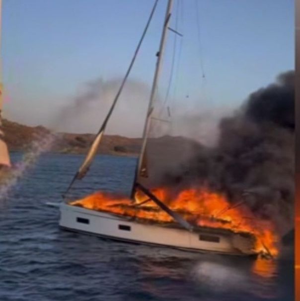 Μύκονος: Φωτιά σε ιστιοφόρο σκάφος
