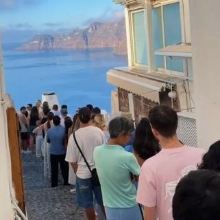 Σαντορίνη: Απίστευτη ουρά δεκάδων τουριστών για μια φωτογραφία με το διάσημο τοπίο