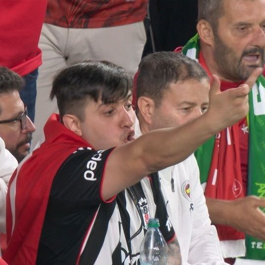 Μουντιάλ 2026: Έξαλλοι οι Τούρκοι έδειξαν το… μεσαίο δάχτυλο στον Μοντέλα μετά τον αποκλεισμό