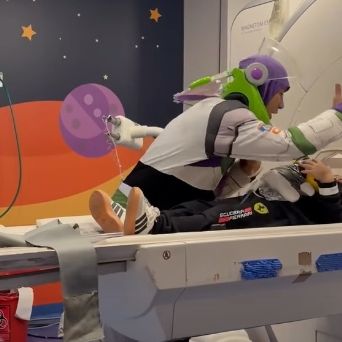 Ψυχολόγος ντύθηκε Buzz Lightyear για να βοηθήσει 4χρονο στη μαγνητική τομογραφία και γίνεται viral