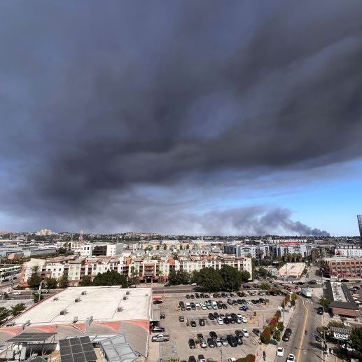 Σε κατάσταση έκτακτης ανάγκης το Λος Άντζελες λόγω μεγάλης πυρκαγιάς σε αποθήκη